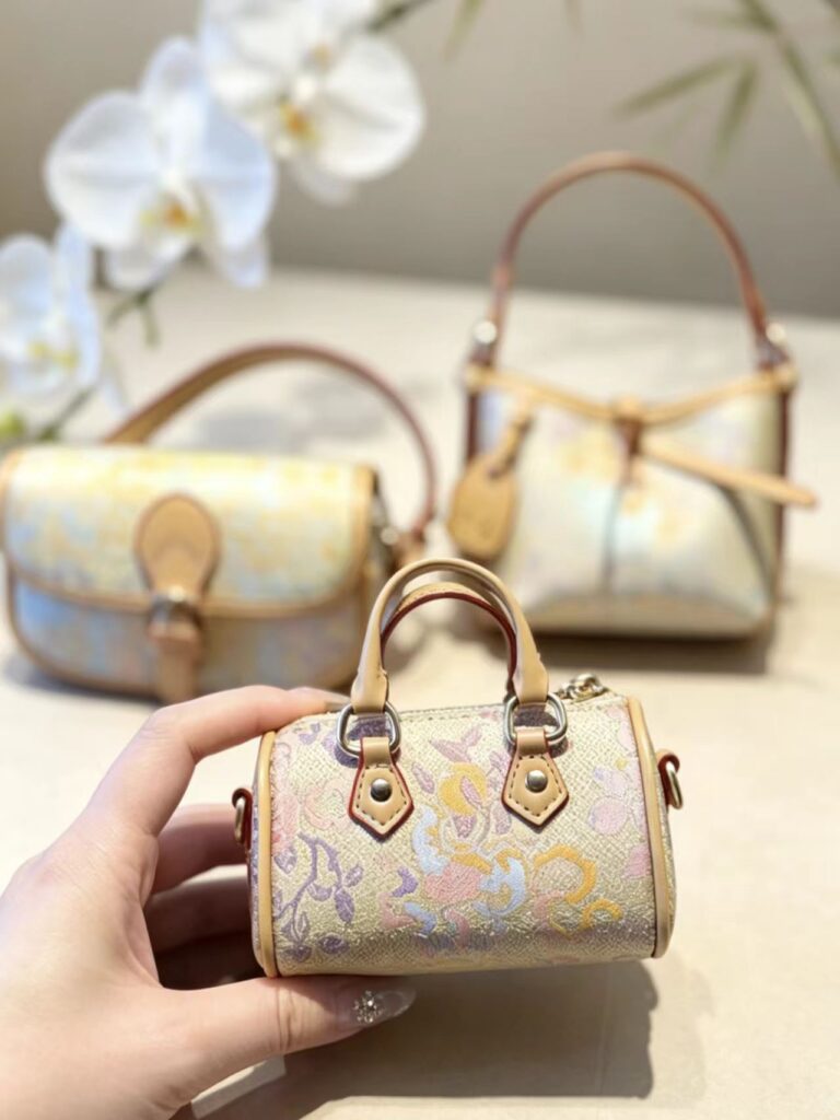 Mini Key Coin Pouch f6b8d12b12144fb9b1faa1f30da57152